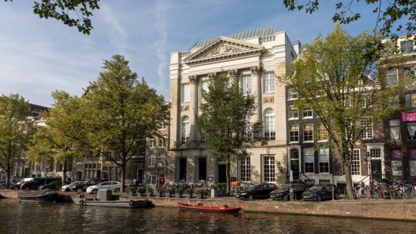 Amerpodia Felix Meritis vooraanzicht met gracht