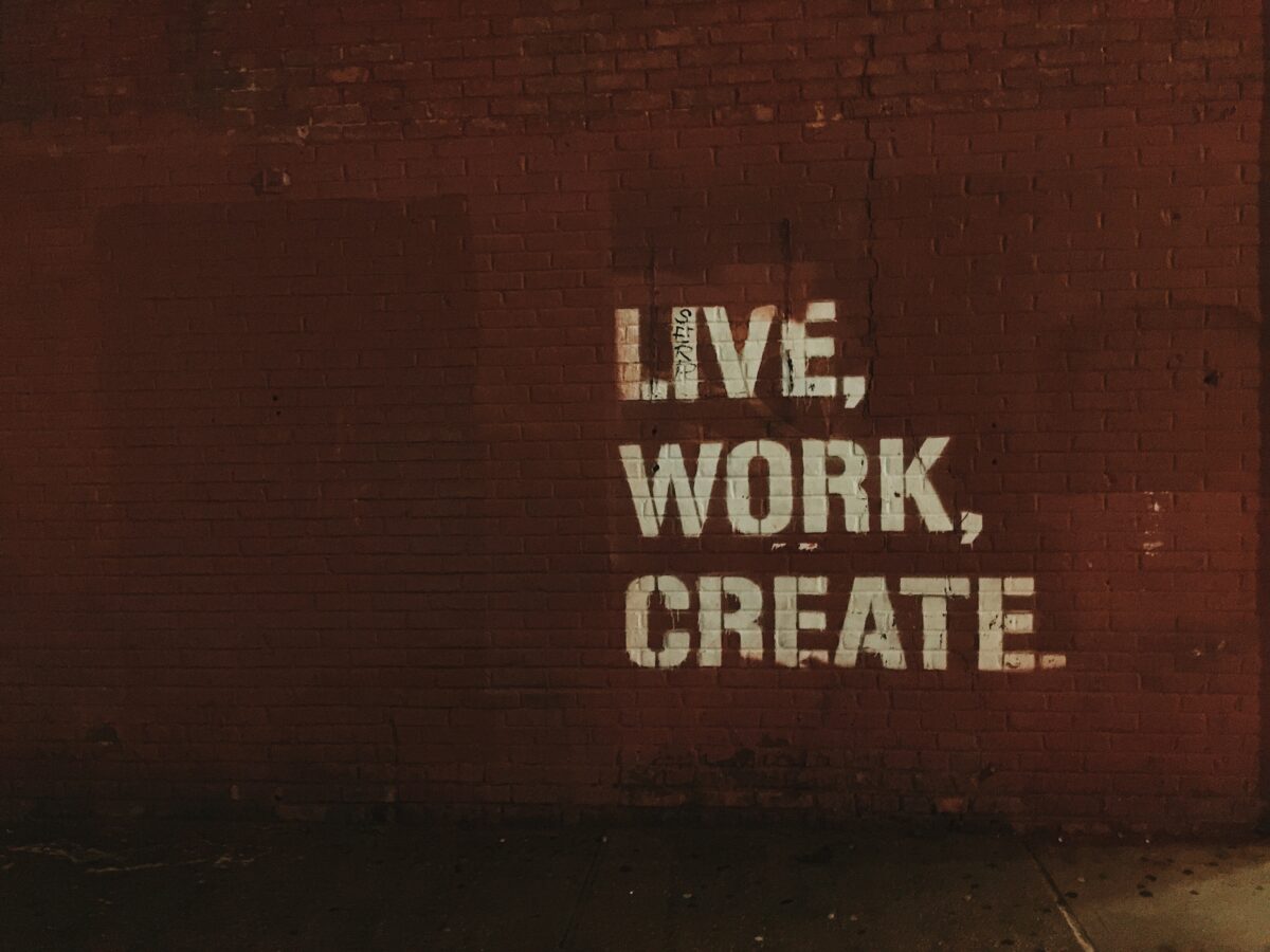 Live work create als graffiti op een muur