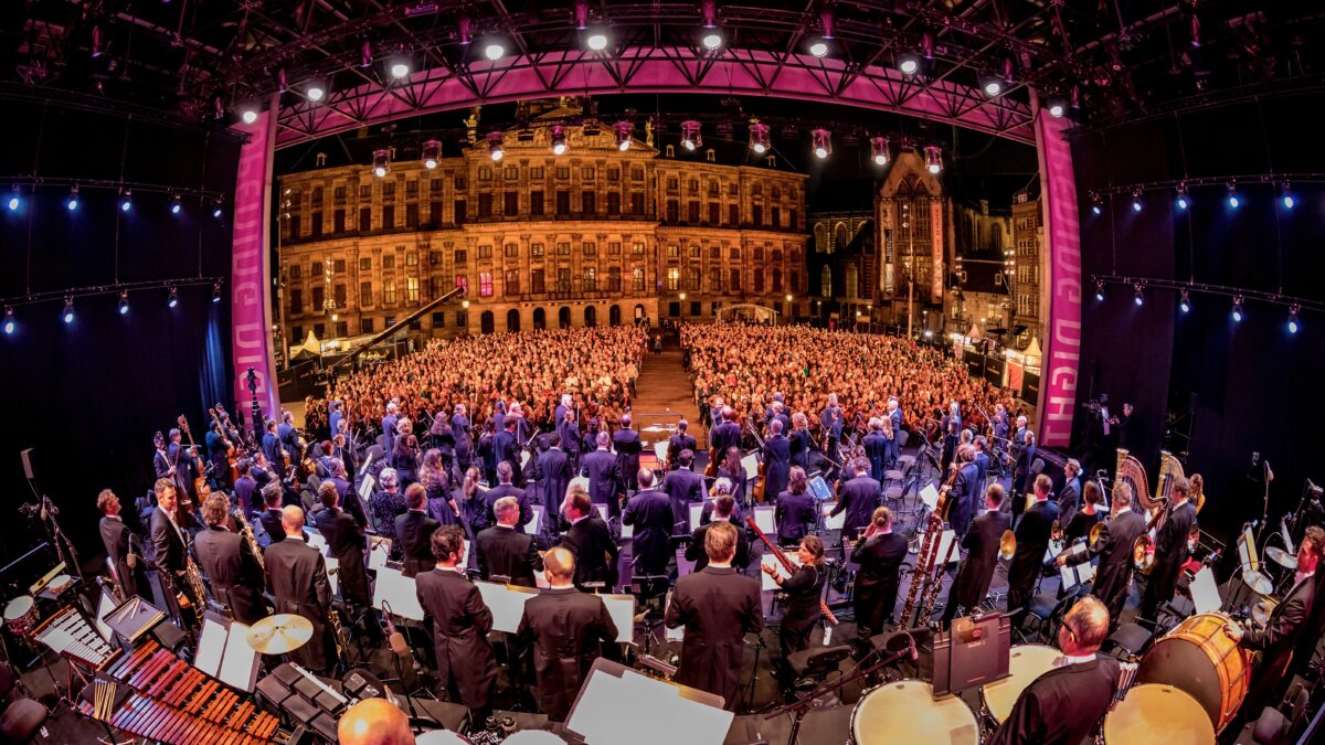 Unlimited JLOUSBERG concert met orkest en een volle tribune op de dam