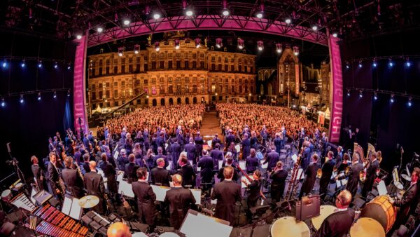 Unlimited JLOUSBERG concert met orkest en een volle tribune op de dam