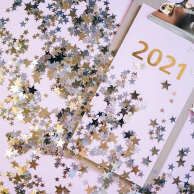 zilveren en gouden sterren met notitieblok met 2021