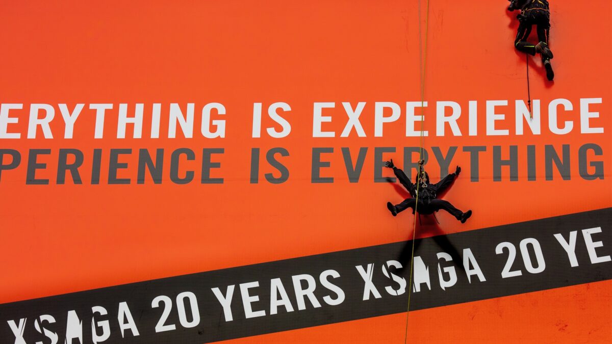 Abseilen van billboard Xsaga Experience is everything