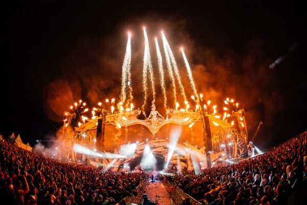 Festival met vuurwerk - foto jessey-bijl-unsplash