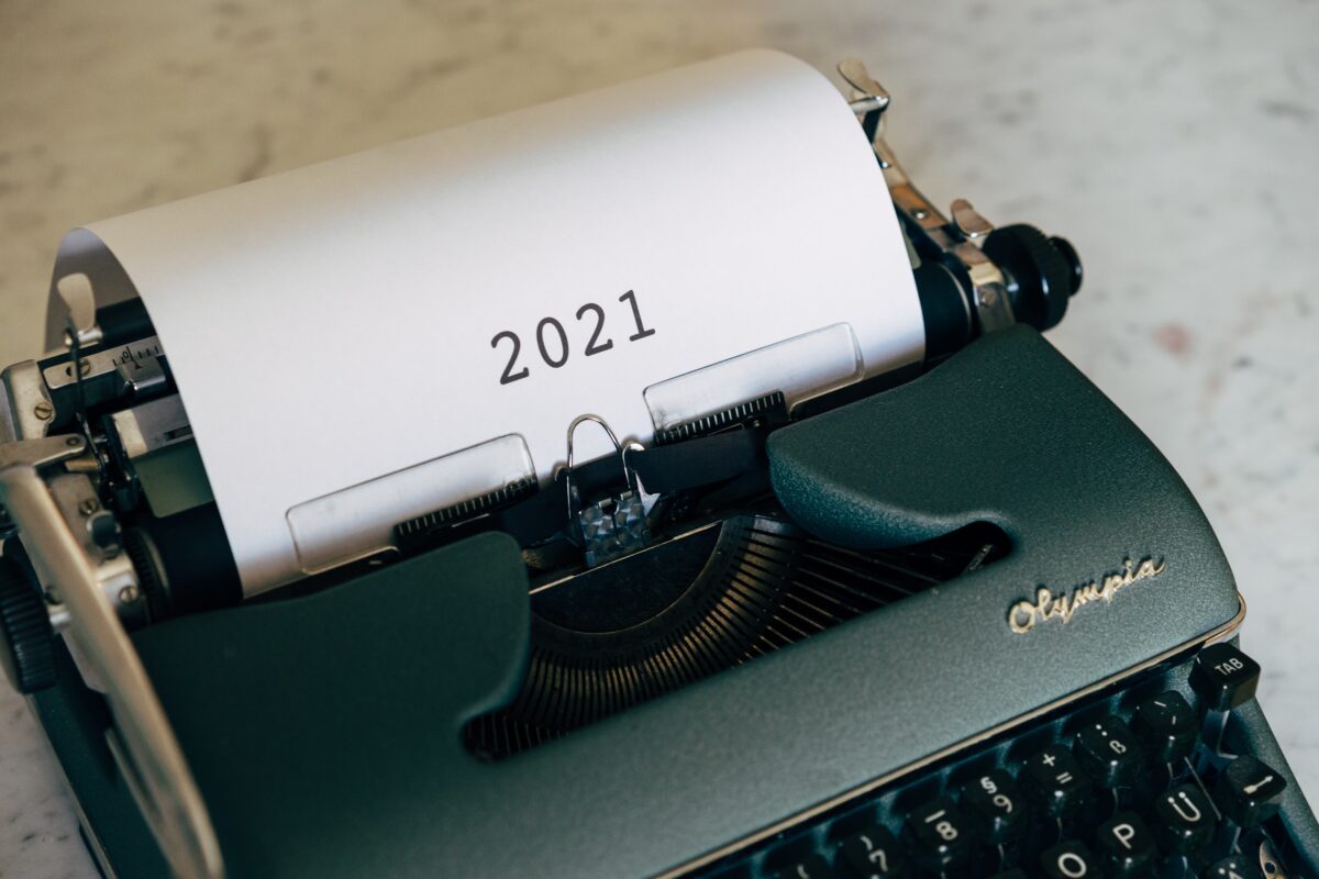 typemachine met 2021 op blad - foto markus-winkler