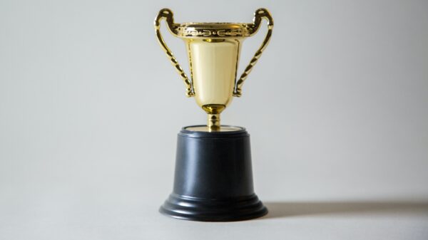 Bas van der veldt wint meest inspirerende ondernemers prijs - gouden beker