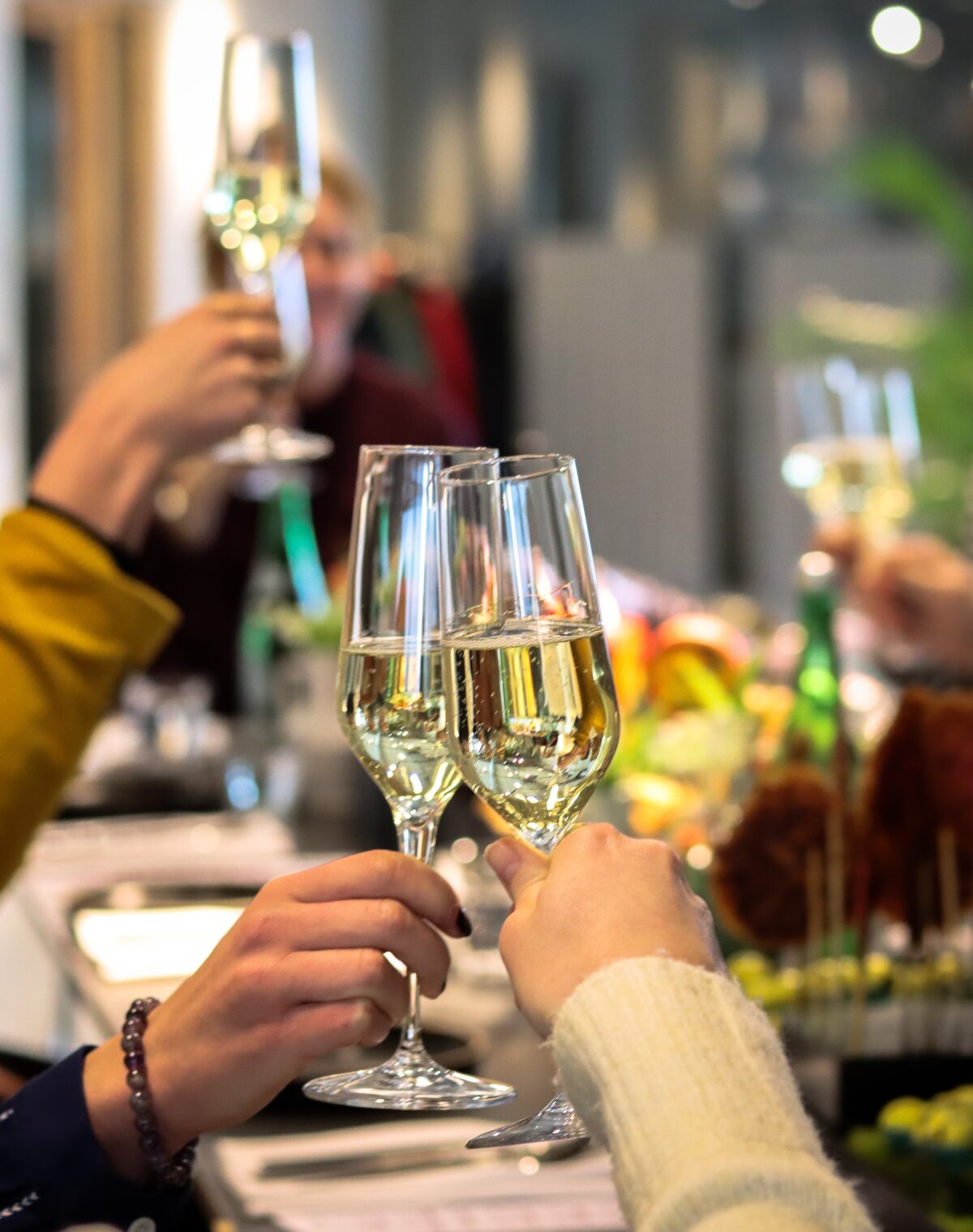 PASSENGER TERMINAL AMSTERDAM heeft twee nieuwe cateringpartners- mensen die proosten met champagne
