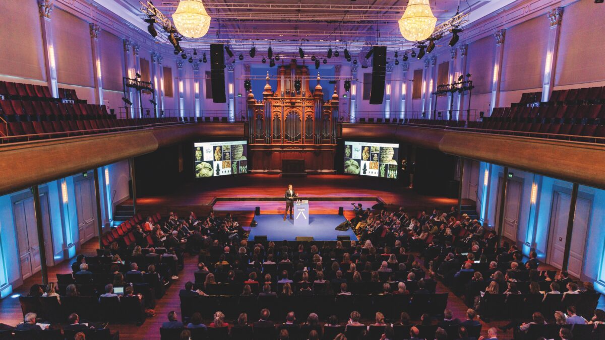 Philharmonie Haarlem - podium met mensen in de zaal - foto Bibi Veth