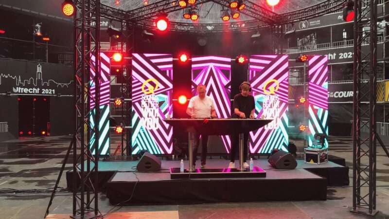 YveY - DJ op podium