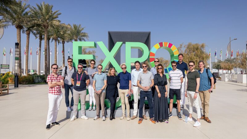 Dubai World Expo (fotograaf Jan Buteijn) - groepsfoto expeditie IDEA