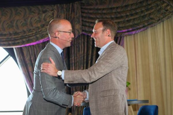 Erik-Jan Ginjaar feliciteert Bart van der Heijden CLC-VECTA Photo Arjan van den Berg – Stand Photography
