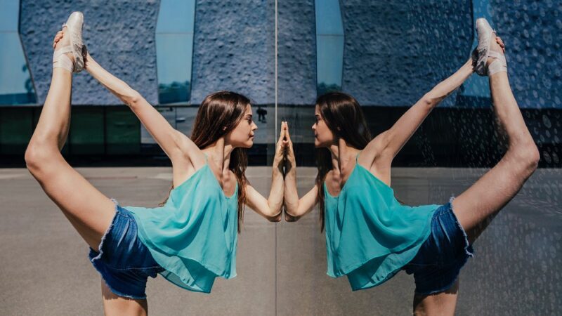 Ballerina die een pose doet voor een spiegel - Tentoo