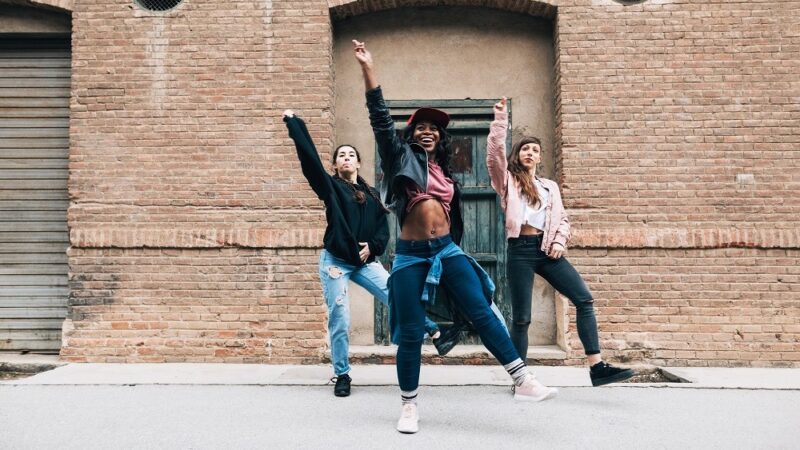 3 vrouwen die streetdancen -Tentoo