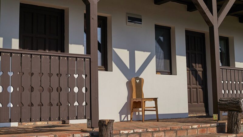 Village retreat - stoel op veranda