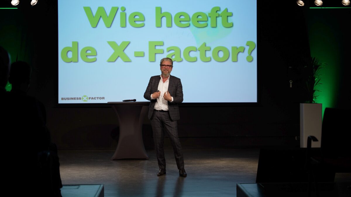Henkjan Smits weet gasten op inspirerende wijze hun X Factor te ontdekken - Beeld Dennis Moekotte