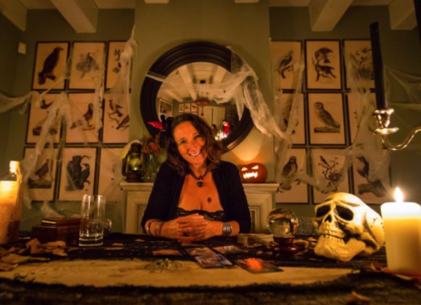 Waarzegster van Spiritainment in Halloween style