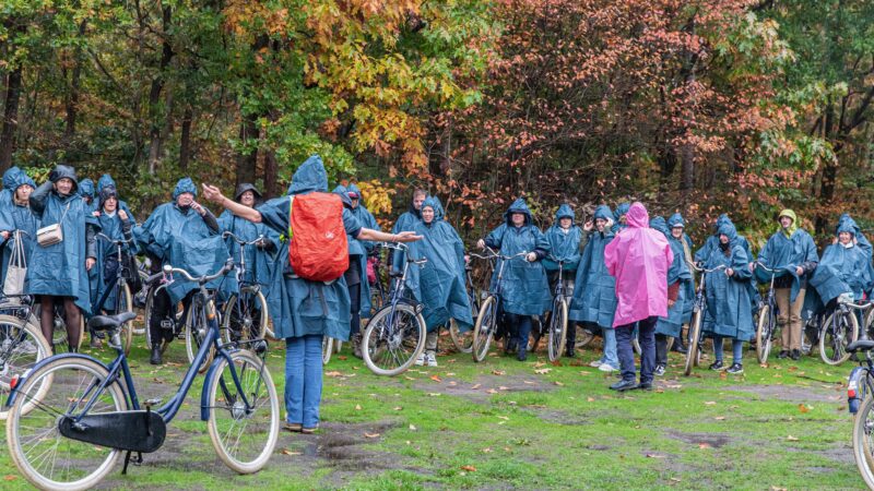 BFoto - Locatietour 20 okt 2022 Utrechtse Heuvelrug - met poncho's op de fiets