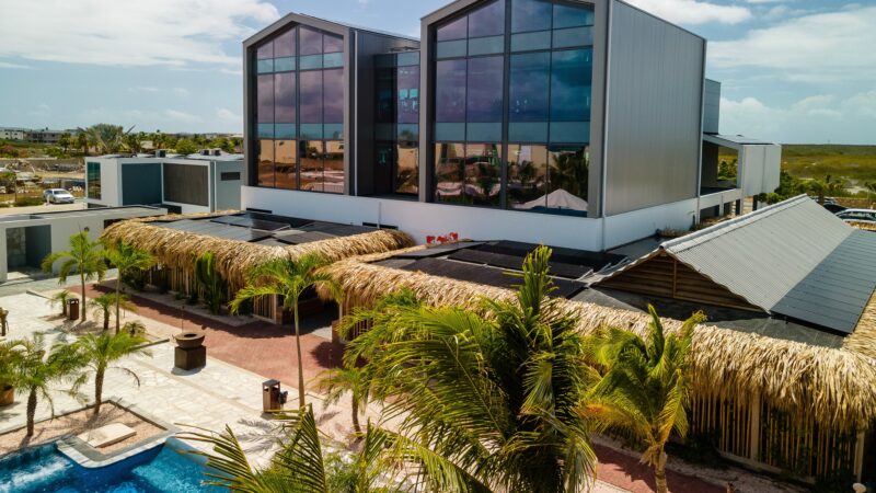 MFG-Delfins Beach Resort- Bonaire - twee gebouwen bij het zwembad