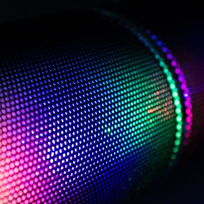 Speaker in regenboog kleuren