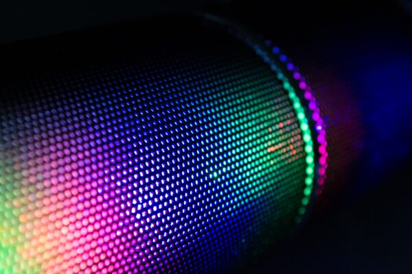 Speaker in regenboog kleuren