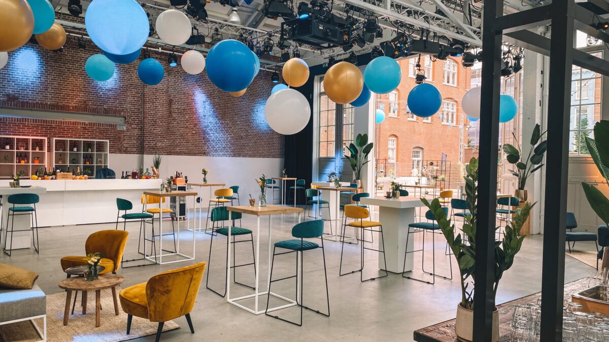 Statafels met bar en ballonnen bij De Hallen Studio