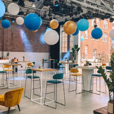 Statafels met bar en ballonnen bij De Hallen Studio's
