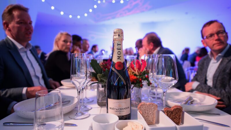 Jaarbeurs - fles Moet champagne op tafel tijdens diner