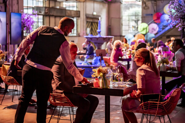 Kalvermelkfabriek - Loods 7 - Sitting Dinner - Diner - Night of the Century - - Serveren - DeFabrique -Fotograaf Nico Alsemgeest