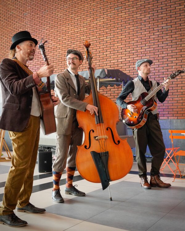 Louwman Museum trio die muziek maakt met instrumenten