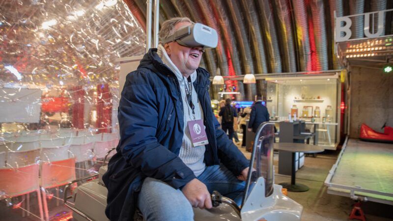 BFoto - Locatietour Utrechtse Heuvelrug - man met VR bril bij Kermis op de Basis