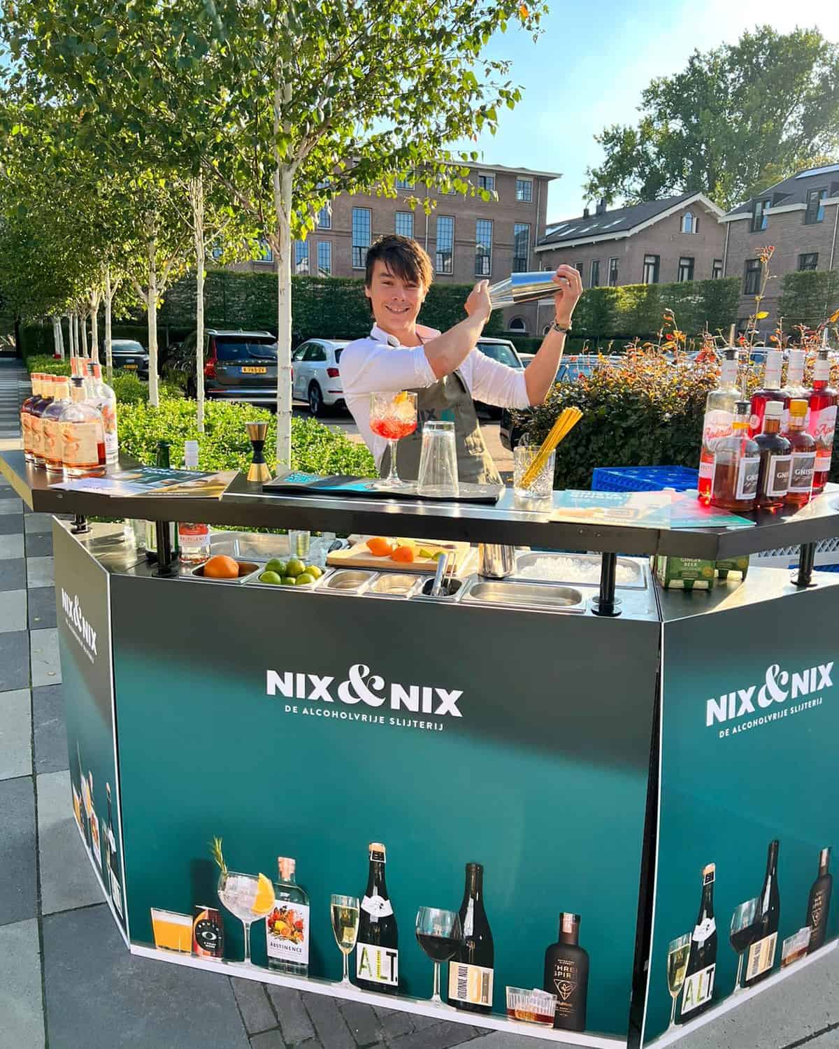 Nix & Nix -alcoholvrije drank bartender met bar buiten