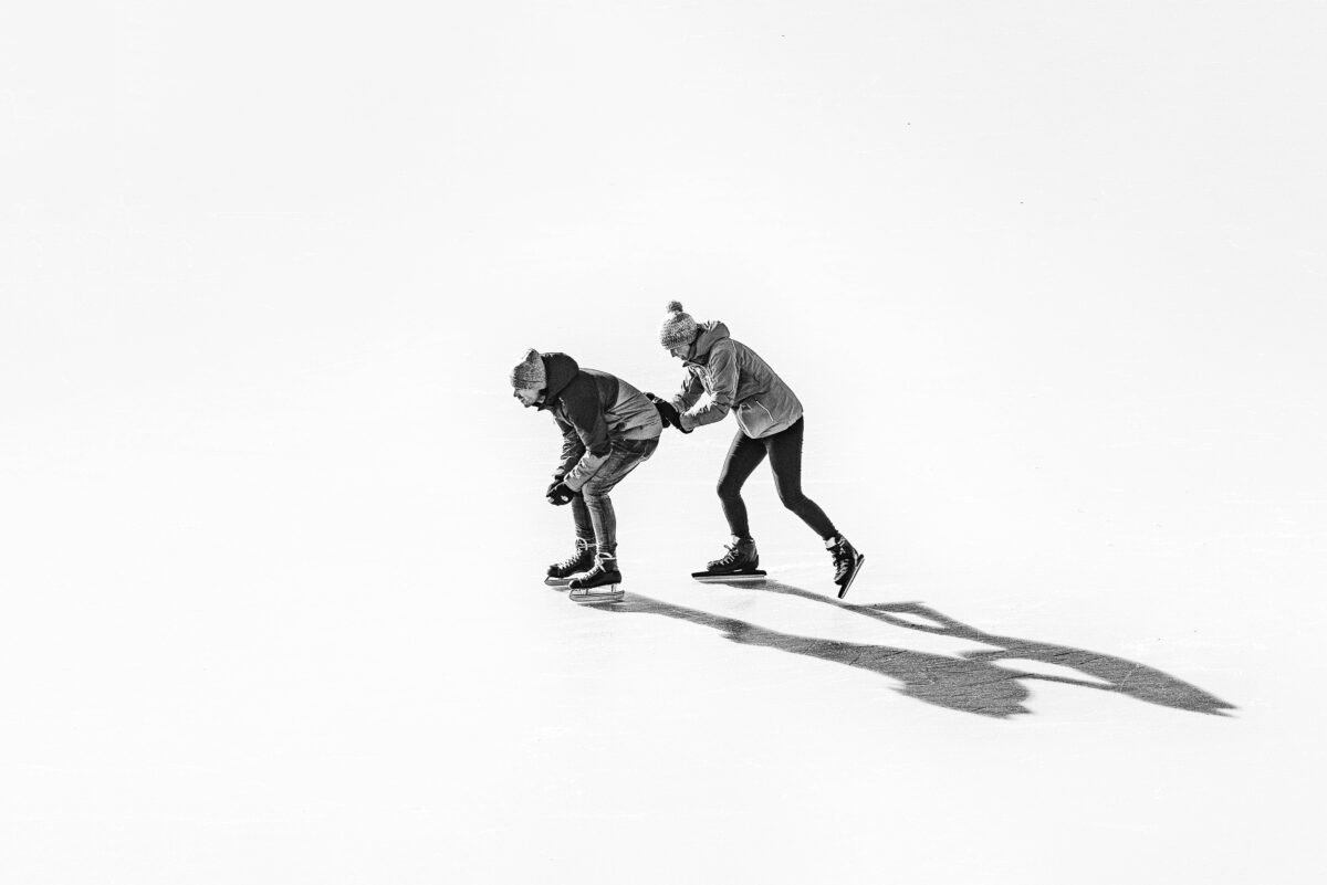 Twee mensen die aan het schaatsen zijn