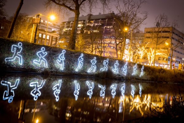 Lichtgevend poppetje die rent - kunstwerk I light U - foto Michiel Ton