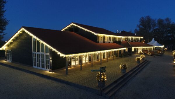 Buitenplaats-Kameryck-buitenzijde-verlicht-met-kerstverlichting