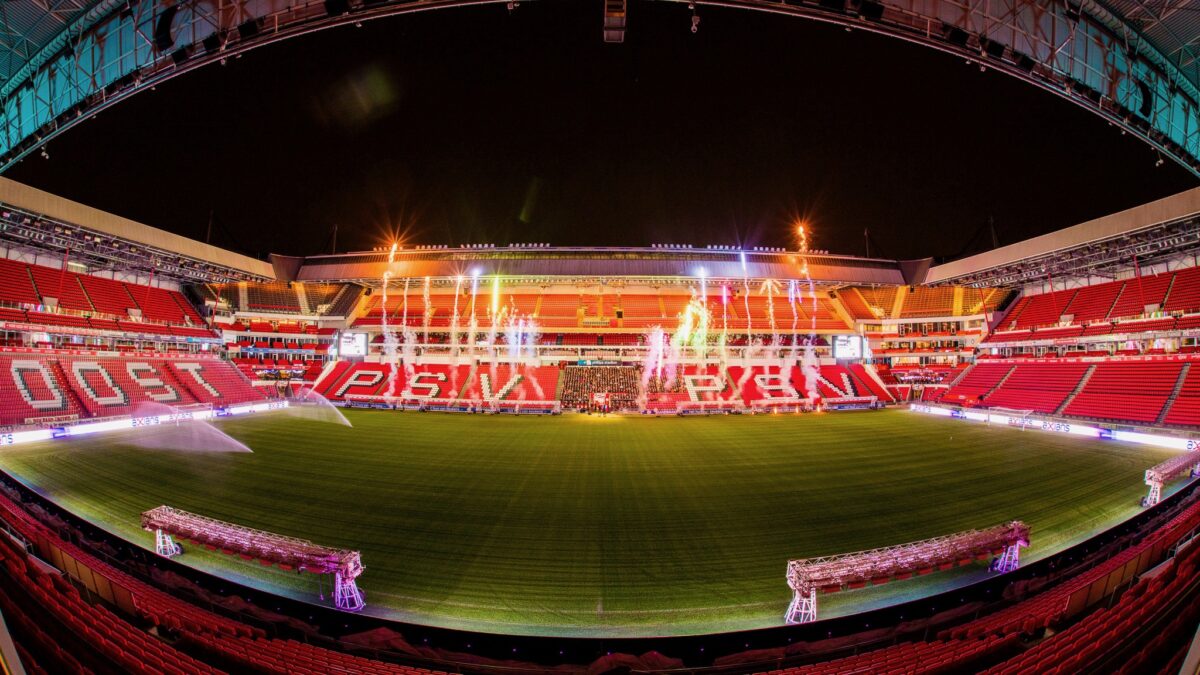 Philips-Stadion-binnenkant-met-veld-en-tribunes - Beeld:Twycer