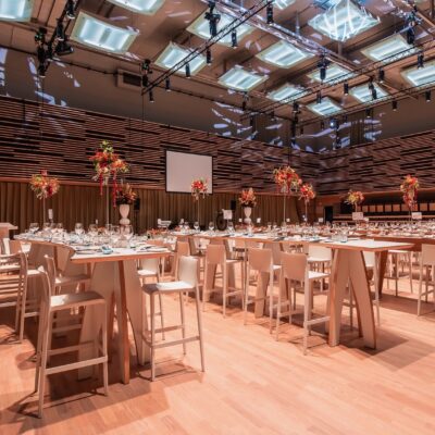 VanderMaarel-Eventstyling-Amare-DenHaag-inrichting zaal in dinersetting wit- Beeld: Jeancarlo Nunes dos Anjos