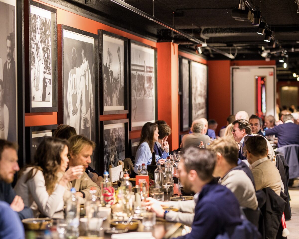 Hutten/ Johan Cruijff ArenA - diner met lange tafels
