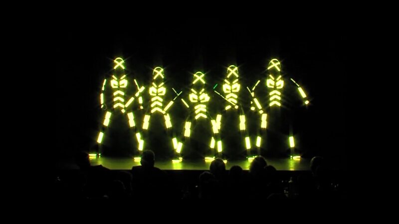 Ledgends - lichtgevende pakken - dansers - Foto Paul Ridderhof