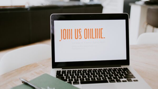 laptop met join us online op scherm