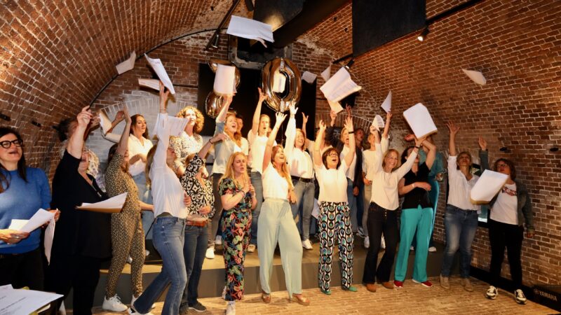 Floor Verrast - groep vrouwen die papieren in de lucht gooien