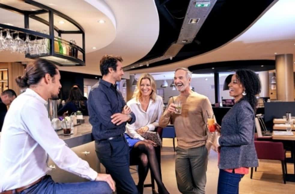 Louvre Hotels group certificering - mensen aan bar die lachen