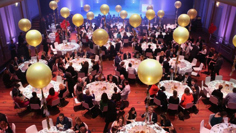 Amplify Eventmarketing - ronde tafels diner met ballonnen