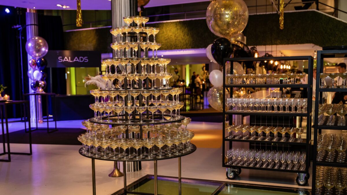 Champagnetoren tijdens feest bij Gooiland