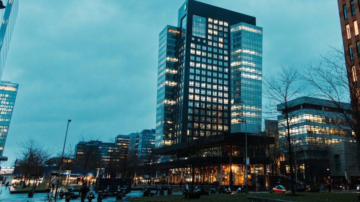 Gebouw in de schemering op zuid as