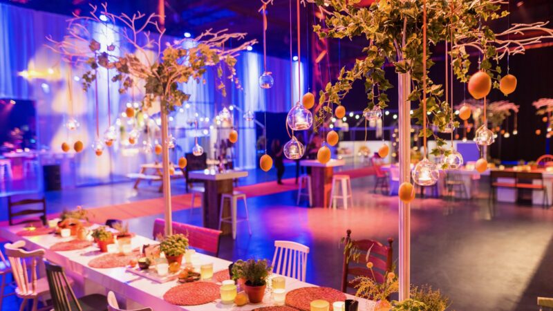 Hutten-Food-Design-lange-tafels-diner-met-boompjes-op-tafel - beeld Twycer