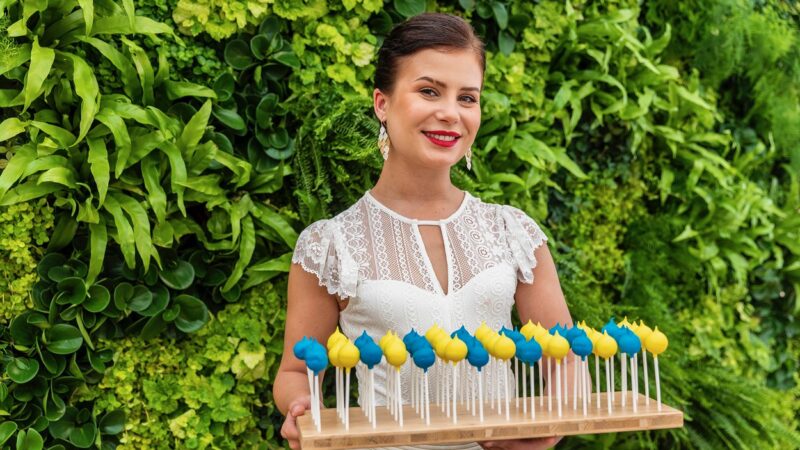 Hutten food & design - hostess met lollies in blauw en geel