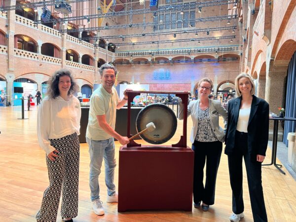 V.l.n.r. Tessa Visser (Beurs van Berlage), Jeroen Rutte (Endeavour), Willemijn de Vet (Beurs van Berlage), Eva Hiensch (Endeavour) bij Beurs van Berlage