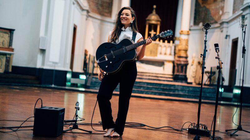 Celine Cairo - Blue Luna - artiest met gitaar in kerk