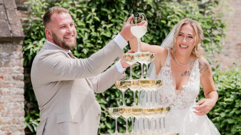 Drink The Moment - bruidspaar bij champagnetoren