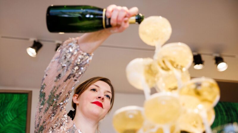 Drink the Moment - vrouw die champagnetoren inschenkt