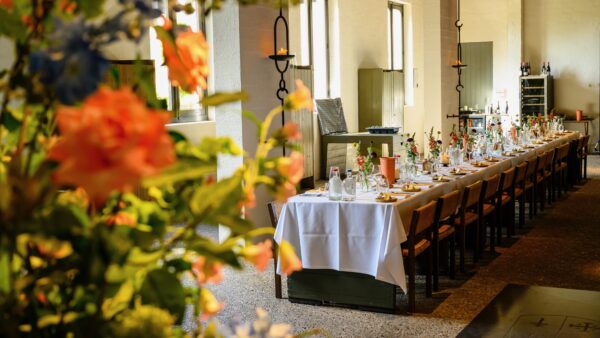 Lange-dinertafel-voor-huwelijk-bij-Buitenplaats-Doornburgh-foto Annemieke van der Togt